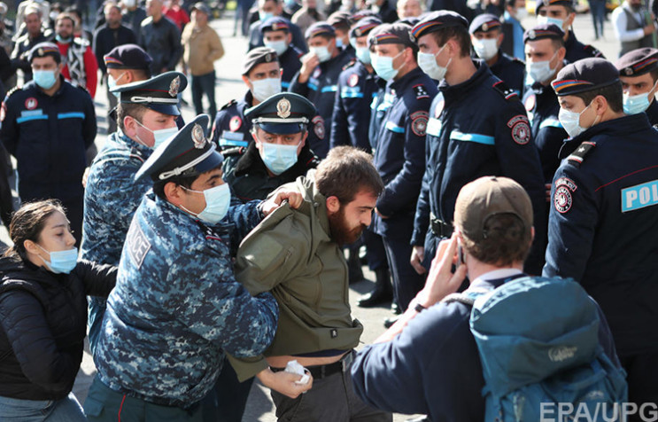 "Зрадник Пашинян": Хто і для чого розхит…