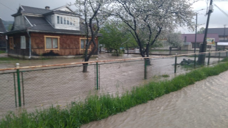 Негода на Прикарпатті: Зруйновано міст,…