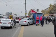 У Києві автівка влетіла в зупинку громад…