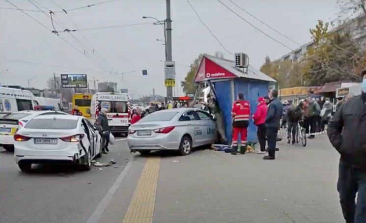 У Києві автівка влетіла в зупинку громад…