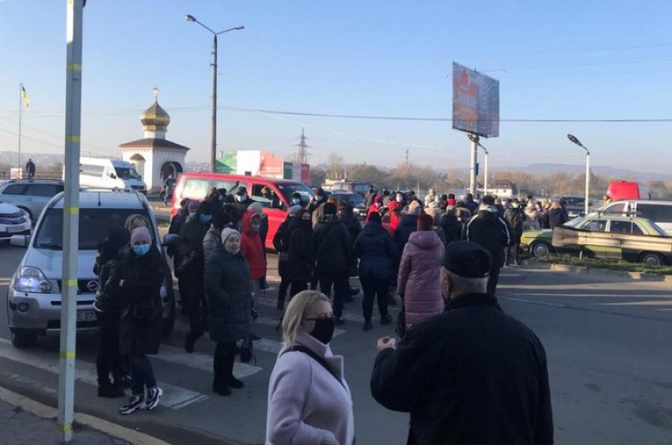 В Чернівцях підприємці перекрили дорогу…