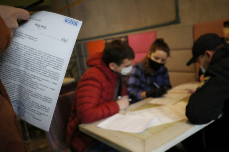 Магазины становились аптеками и церквями…