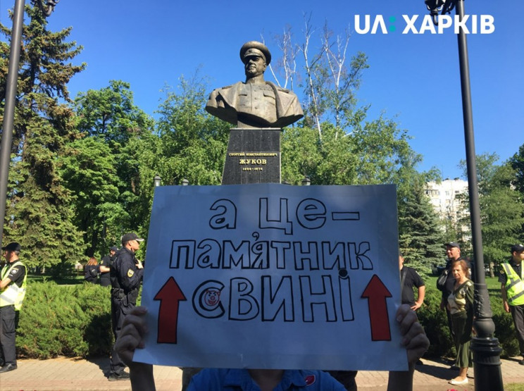 А это - памятник свинье: В Харькове треб…