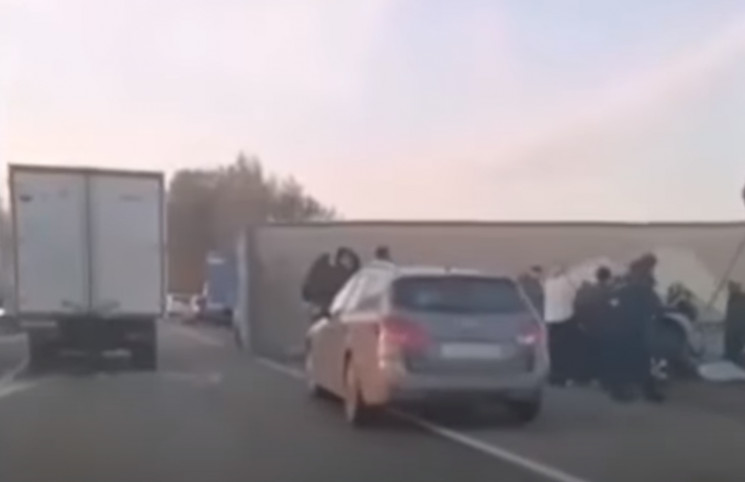 На России грузовик с номерами "ДНР" упал…