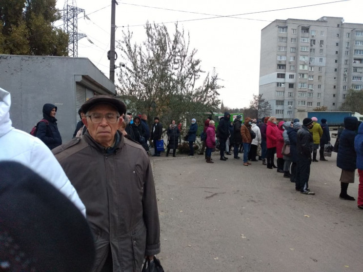 У черзі понад 100 людей: У Дніпрі люди н…