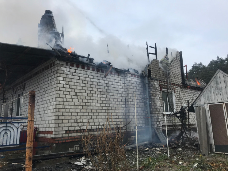 На Харківщині згорів дах та поверх прива…