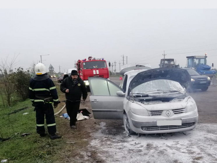 На Миколаївщині посеред траси загорілася…