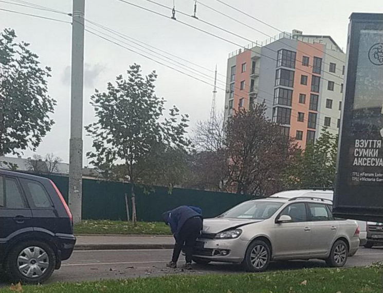 На виїзді з центру Львова зіткнулися авт…