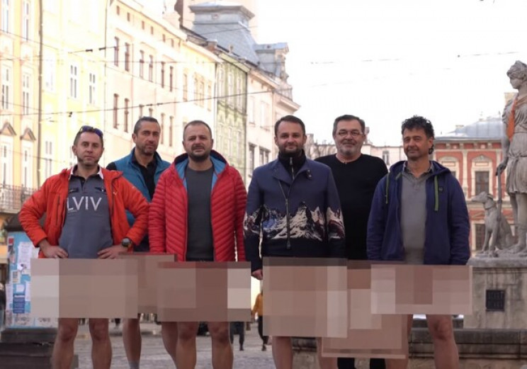 Рестораторы сняли штаны в центре Львова…