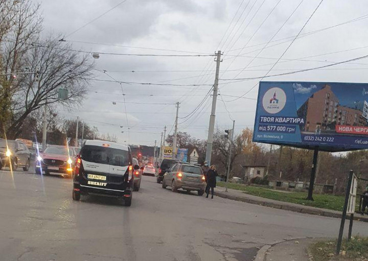 У Львові жінка на автомобілі потрапила у…