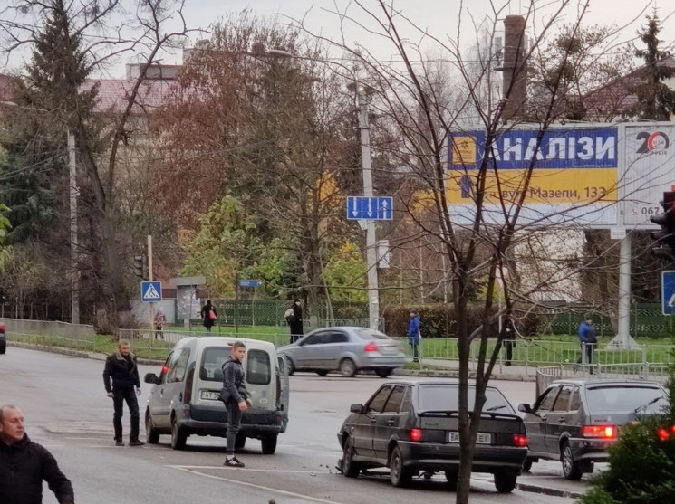 В Івано-Франківську зіткнулися автомобіл…