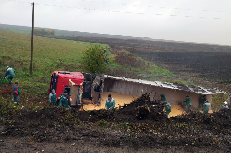 На Старосинявщині вантажівка злетіла з д…