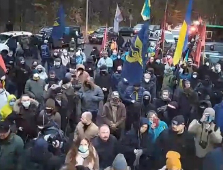 Під "Феофанією" пройшов мітинг проти Зел…