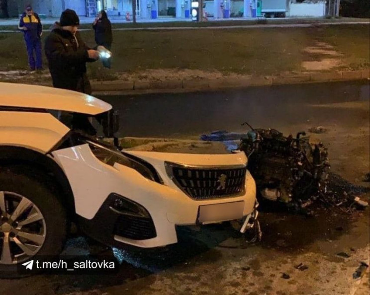 У Харкові водій Peugeot врізався в бордю…
