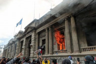 У Гватемалі протестувальники підпалили б…