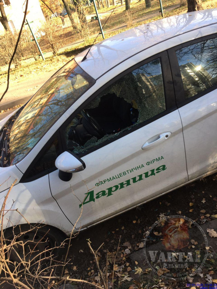 У Львові невідомі розбили скло в автомоб…