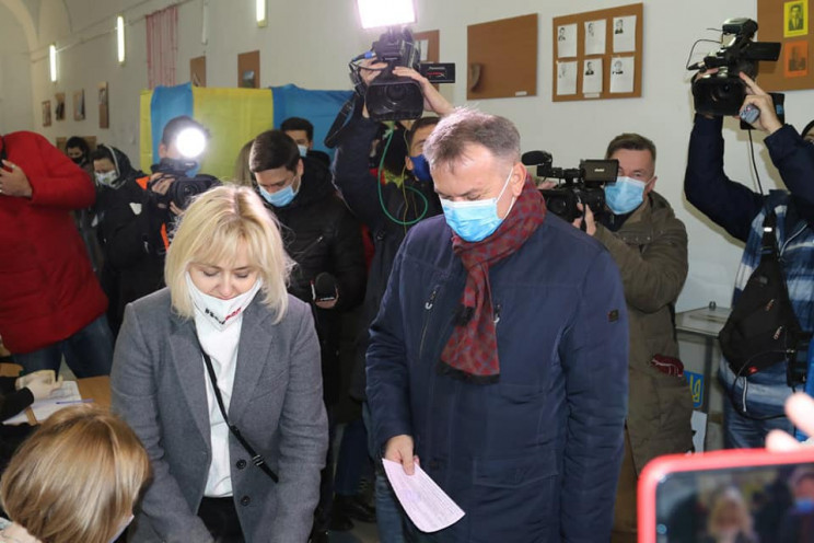 Олег Синютка с женой проголосовал во Льв…