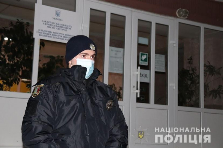 В Ужгороді під час другого туру до поліц…