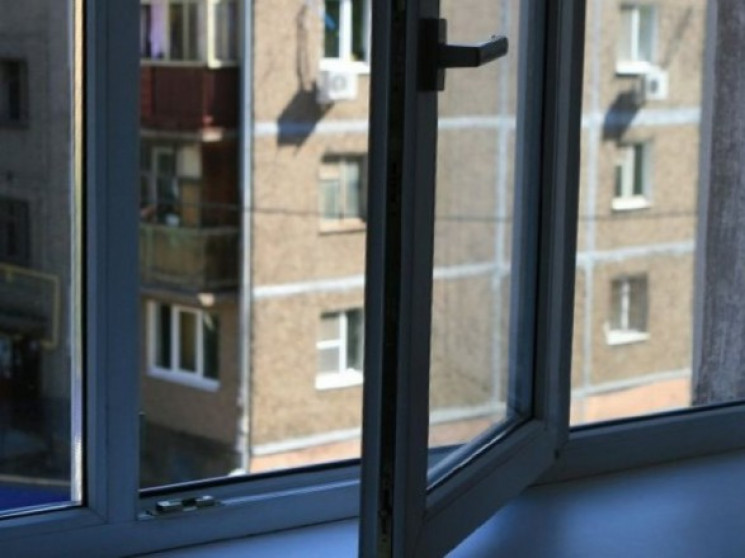 В Одессе 20-летний парень выпал из окна…