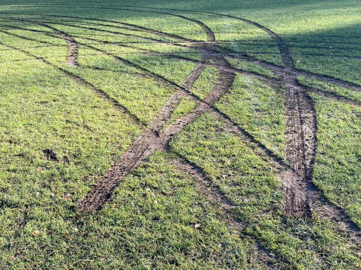 Фотофакт: Вандали понищили газон на трен…
