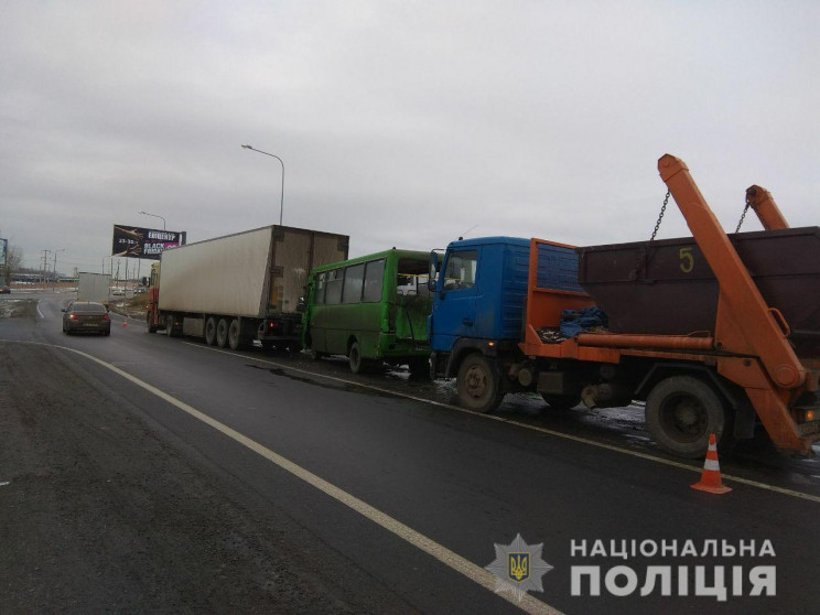 На автотрассе в Харькове врезались два г…