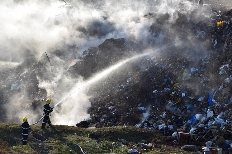 На Николаевщине горит мусорный полигон…