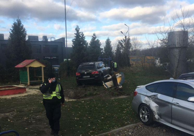 У Львові п'яний водій зніс гірку на дитя…