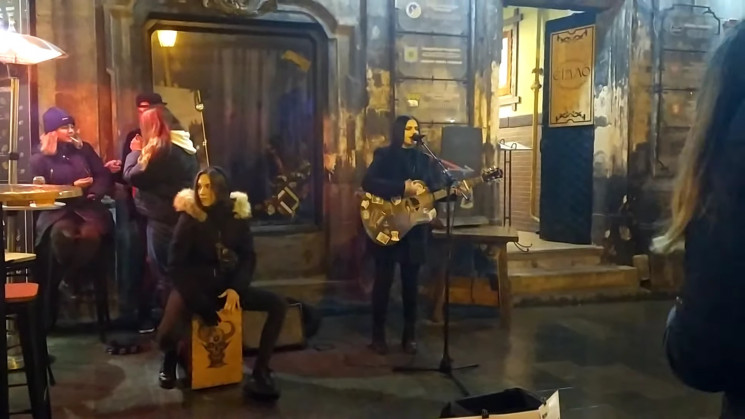 Як у Львові грають і співають вуличні му…
