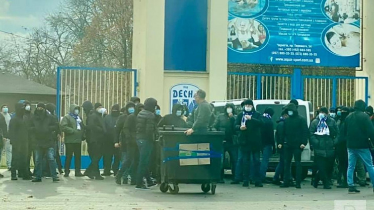 Фанати "Десни" пояснили, за що кинули у…