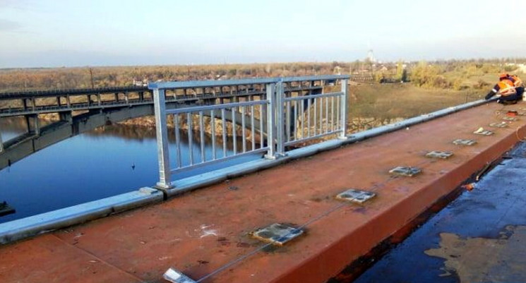 На новом запорожском мосту строители при…