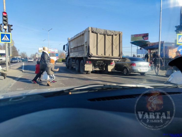 На виїзді зі Львова зіткнулися автомобіл…