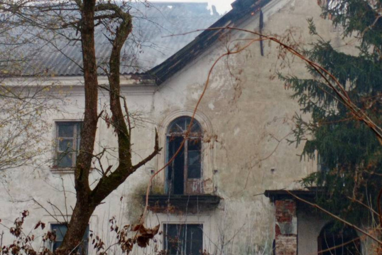 На Харьковщине подожгли заброшенное здан…