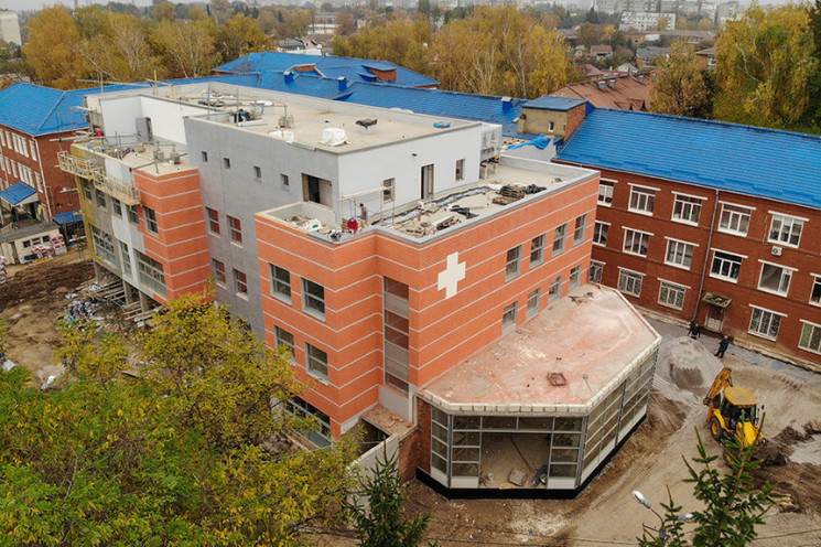 Над будівництвом нового корпусу лікарні…