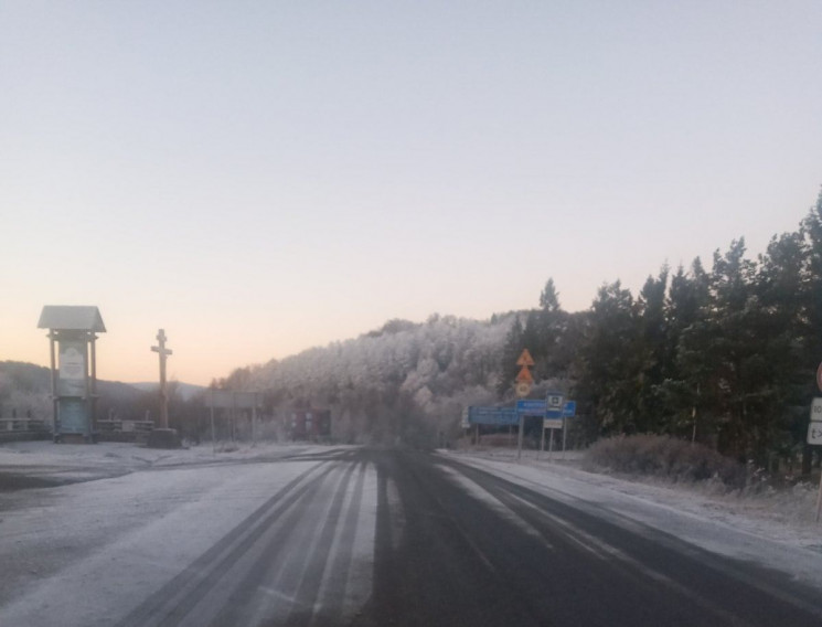 Ожеледь на Ужоцькому перевалі: Дороги по…