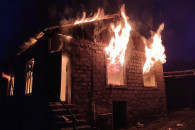 Як вірмени Карабаху палять свої будинки…