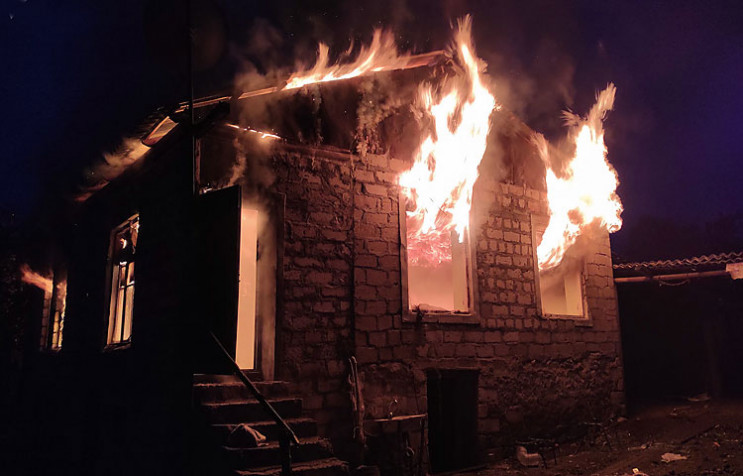Как армяне Карабаха сжигают свои дома и…