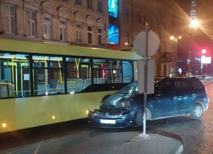 У центрі Львова зіткнулися автобус і авт…