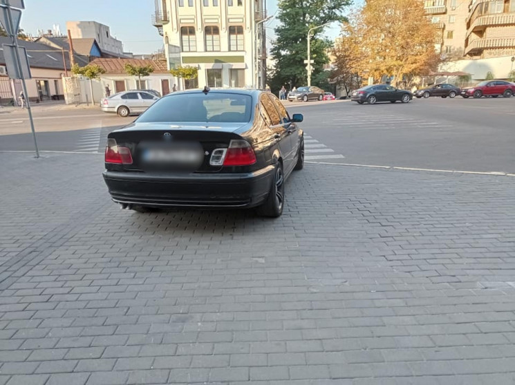 У центрі Дніпра автохам заблокував "зебр…