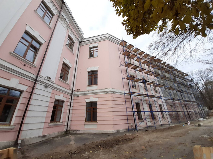 У Вінниці ремонтують школу-пам'ятку архі…