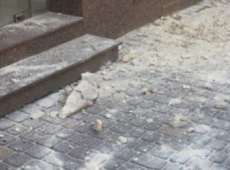 В Каменском на ребенка упал кусок фасада…