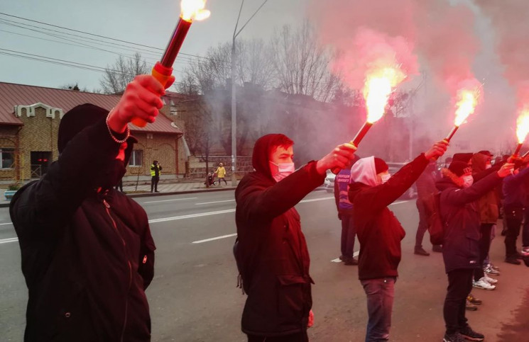 Кресты, свечи и файеры: В Киеве возле по…