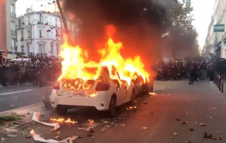 В Париже протестующие начали жечь автомо…