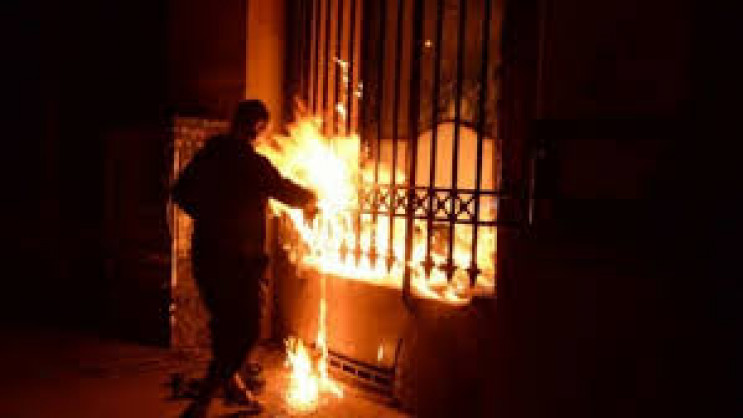 У Парижі протестувальники підпалили Банк…