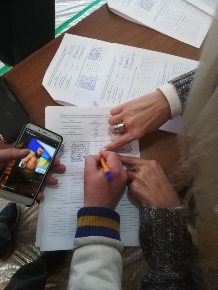 На одній з ДВК у Чернівцях члени комісії…