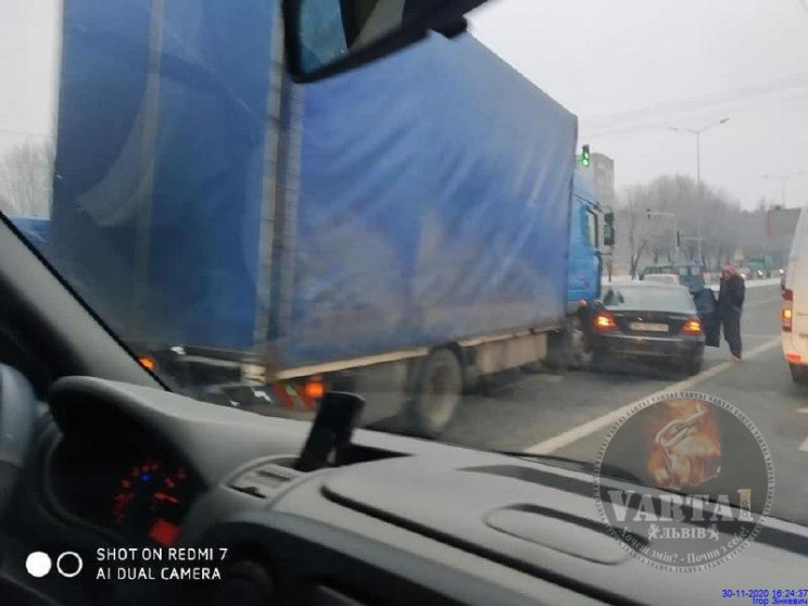 У Львові вантажівка наїхала на легковий…