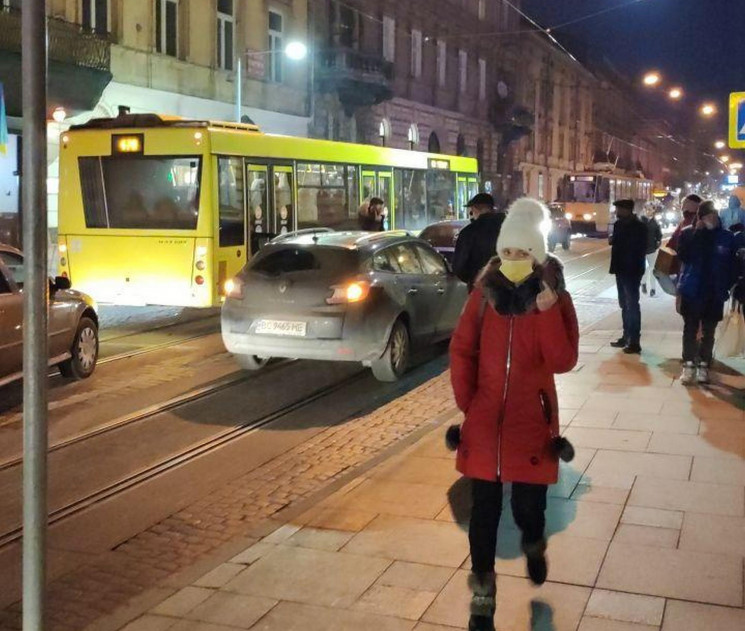 У Львові на переході зіткнулися автомобі…