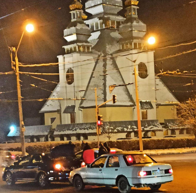 У Львові автомобілі зіткнулися біля церк…