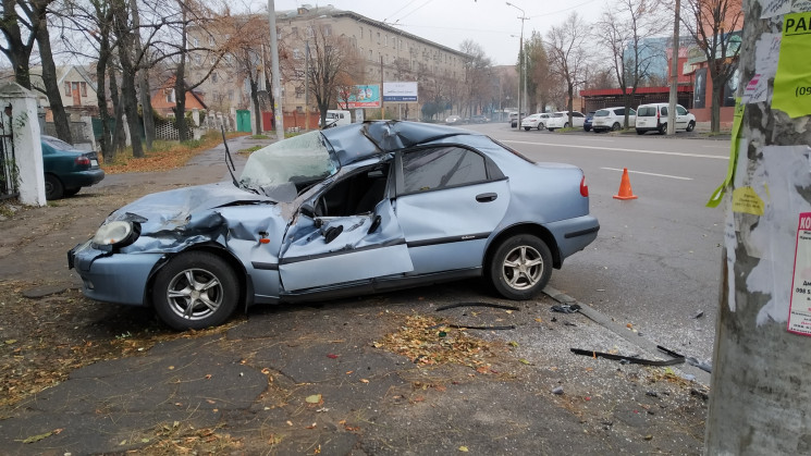В Днепре водитель разбил легковую машину…