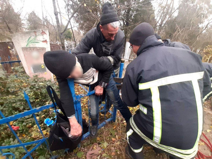 В Запорожье мужчина, перелезая через заб…