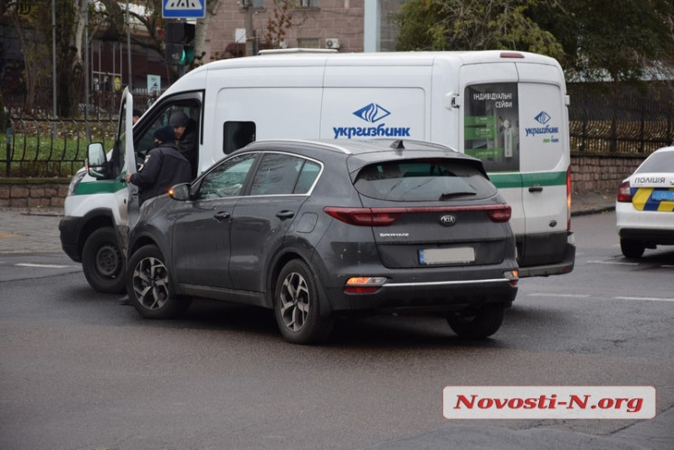 В Николаеве в аварию попал автомобиль сл…